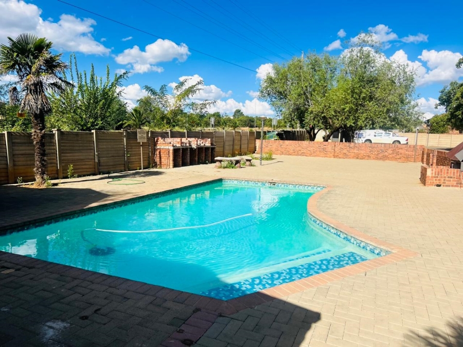 2 Bedroom Property for Sale in Langenhovenpark Free State